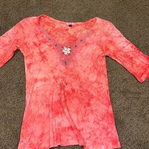 Women's ribbed shirt sleeve tie dye v neck shell and beaded‎ design